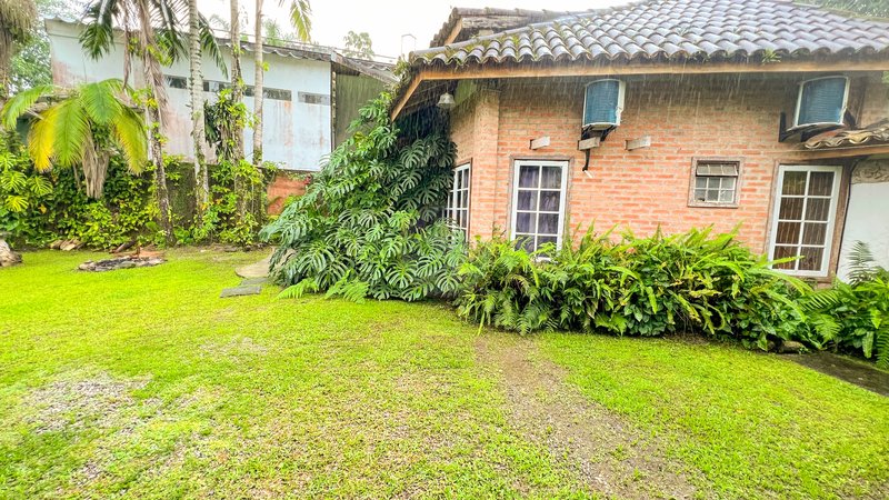 Casa com jardim na Praia de Juquehy  São Sebastião - 
