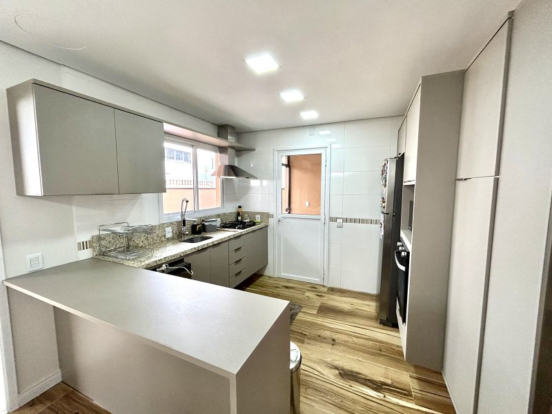 R$ 900.000 - MARAVILHOSA CASA EM CONDOMÍNIO FECHADO - 175M2 - 3 DORM - 2 VAGAS - INFRA Rua Eroni Soares Machado Porto Alegre - 