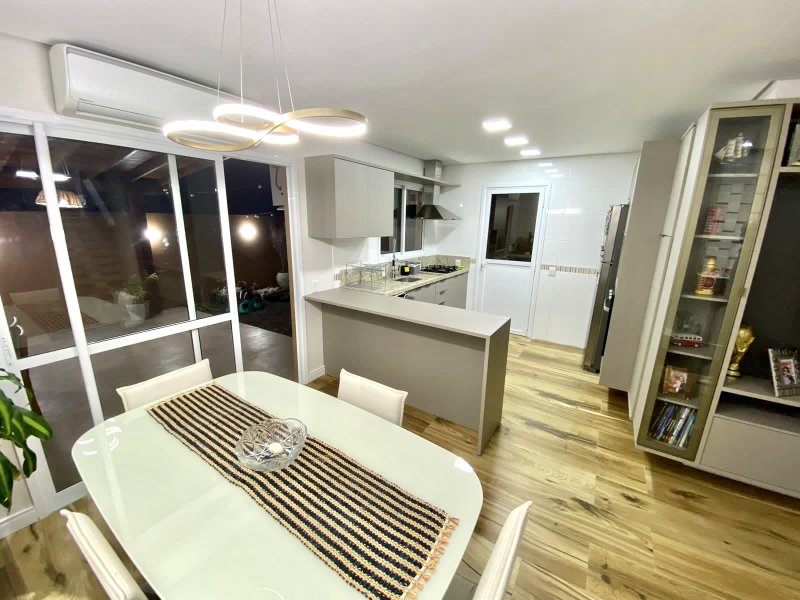 R$ 900.000 - MARAVILHOSA CASA EM CONDOMÍNIO FECHADO - 175M2 - 3 DORM - 2 VAGAS - INFRA Rua Eroni Soares Machado Porto Alegre - 