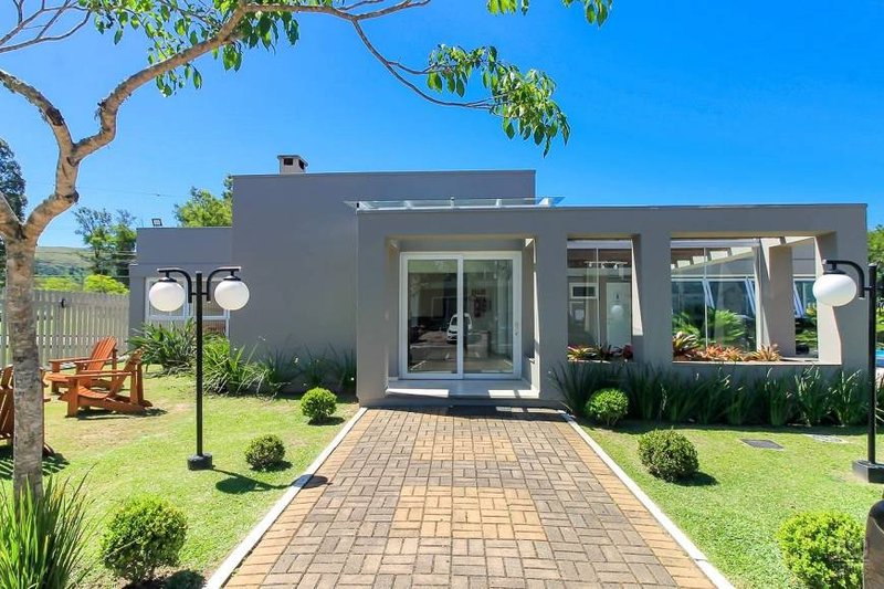 R$ 900.000 - MARAVILHOSA CASA EM CONDOMÍNIO FECHADO - 175M2 - 3 DORM - 2 VAGAS - INFRA Rua Eroni Soares Machado Porto Alegre - 