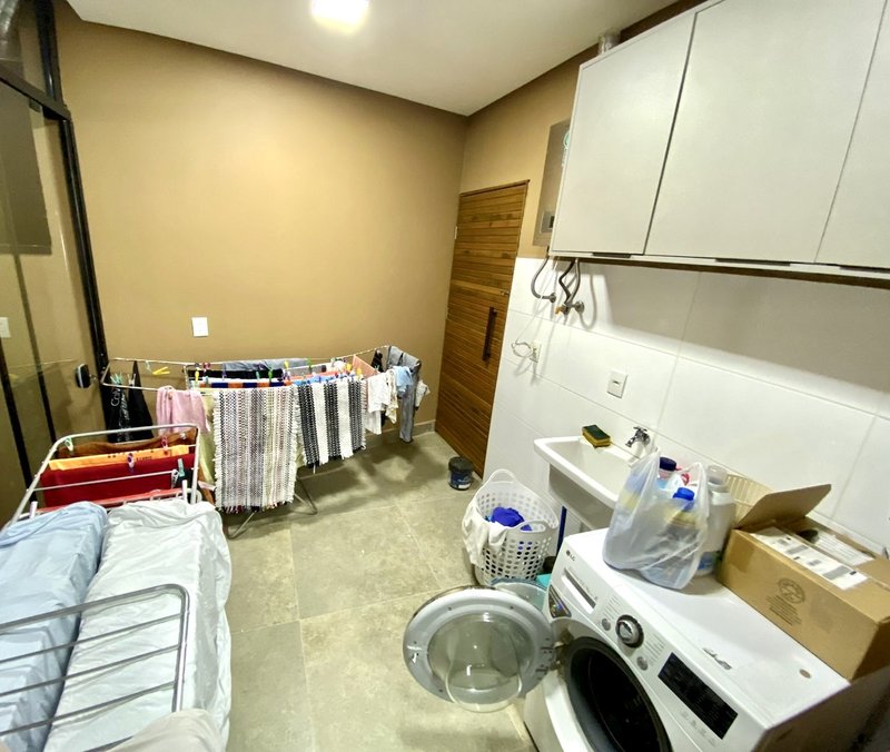 R$ 900.000 - MARAVILHOSA CASA EM CONDOMÍNIO FECHADO - 175M2 - 3 DORM - 2 VAGAS - INFRA Rua Eroni Soares Machado Porto Alegre - 