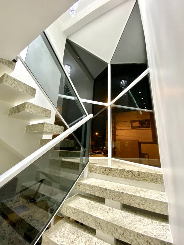 R$ 900.000 - MARAVILHOSA CASA EM CONDOMÍNIO FECHADO - 175M2 - 3 DORM - 2 VAGAS - INFRA Rua Eroni Soares Machado Porto Alegre - 