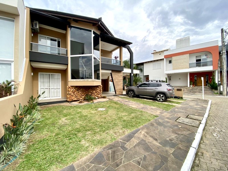 R$ 900.000 - MARAVILHOSA CASA EM CONDOMÍNIO FECHADO - 175M2 - 3 DORM - 2 VAGAS - INFRA Rua Eroni Soares Machado Porto Alegre - 