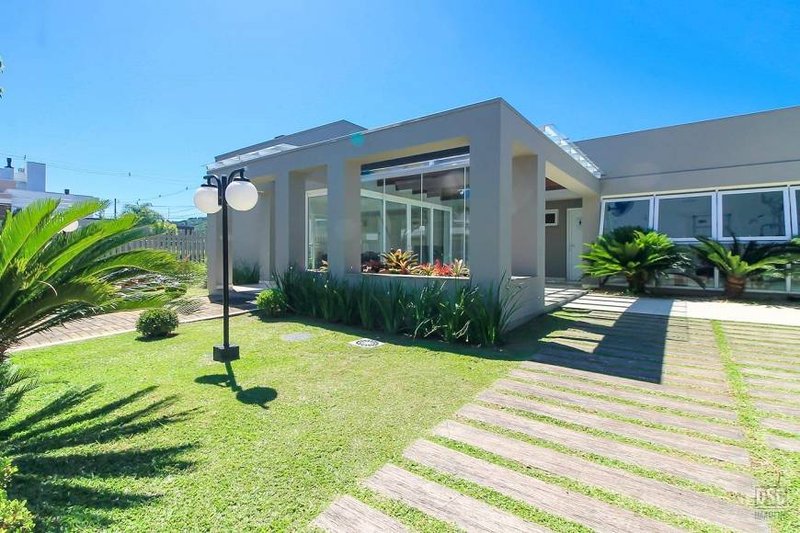 R$ 900.000 - MARAVILHOSA CASA EM CONDOMÍNIO FECHADO - 175M2 - 3 DORM - 2 VAGAS - INFRA Rua Eroni Soares Machado Porto Alegre - 