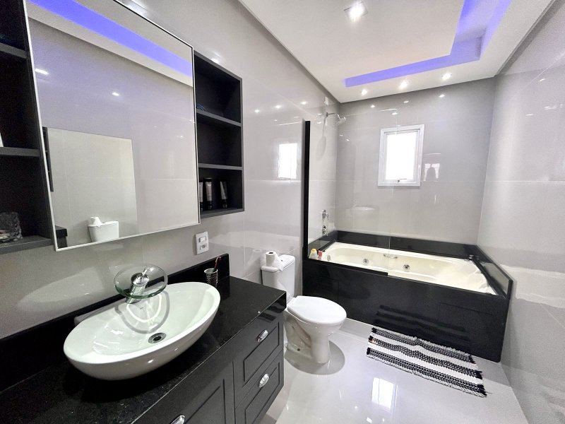 R$ 900.000 - MARAVILHOSA CASA EM CONDOMÍNIO FECHADO - 175M2 - 3 DORM - 2 VAGAS - INFRA Rua Eroni Soares Machado Porto Alegre - 