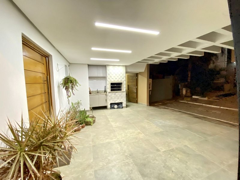 R$ 900.000 - MARAVILHOSA CASA EM CONDOMÍNIO FECHADO - 175M2 - 3 DORM - 2 VAGAS - INFRA Rua Eroni Soares Machado Porto Alegre - 