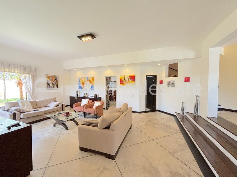Casa com 582 m² em terreno de 1160 m² 6 quartos 7 wc 12 Vagas. De Lourdes - Fortaleza - CE Rua Professor Mozart Solon Fortaleza - 