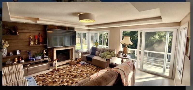 R$ 2.870.000 - FANTÁSTICA CASA - 310M² - 4 DORM - 2 SUÍTES - 2 VAGAS Rua Guilherme Osvar Bauer Canela - 
