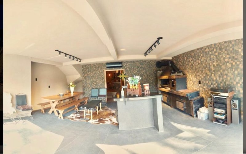 R$ 2.870.000 - FANTÁSTICA CASA - 310M² - 4 DORM - 2 SUÍTES - 2 VAGAS Rua Guilherme Osvar Bauer Canela - 