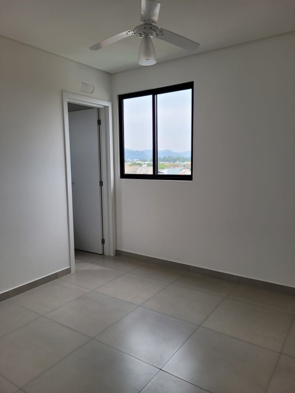 Apartamento à 350 metros da praia, no Centro de Balneário Piçarras - Balneário Piçarras - 