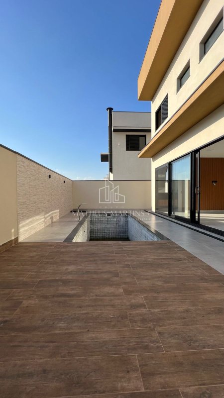 Casa com arquitetura moderna, acabamento sofisticado e uma linda piscina com cascata  Salto - 