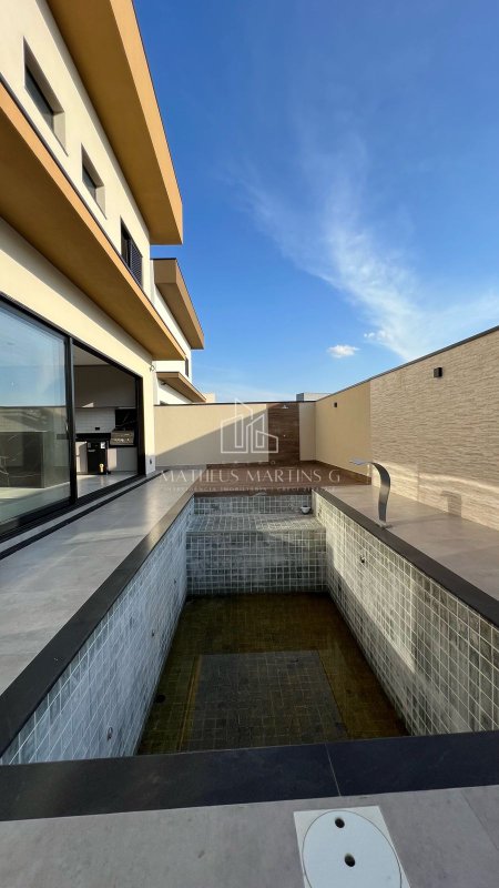 Casa com arquitetura moderna, acabamento sofisticado e uma linda piscina com cascata  Salto - 