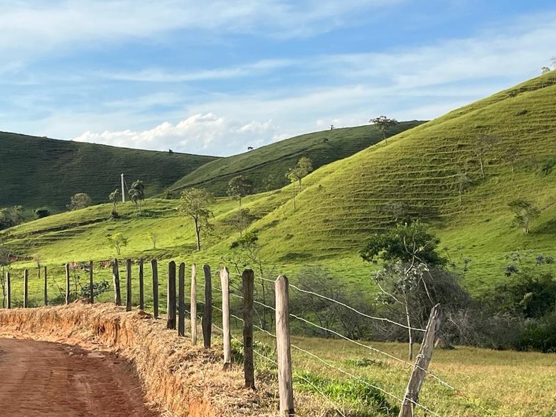 FAZENDA COM 102 ALQUEIRES NA REGIÃO DE PINDAMONHANGABA/SÃO PAULO - Pindamonhangaba - 
