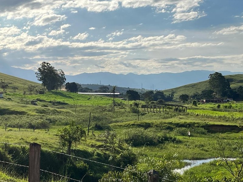 FAZENDA COM 102 ALQUEIRES NA REGIÃO DE PINDAMONHANGABA/SÃO PAULO - Pindamonhangaba - 