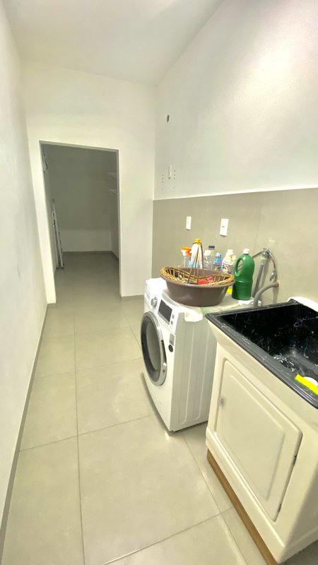 LINDA CASA COM 3 DORMITÓRIOS NO JARDIM AZALÉIA - Brusque - 