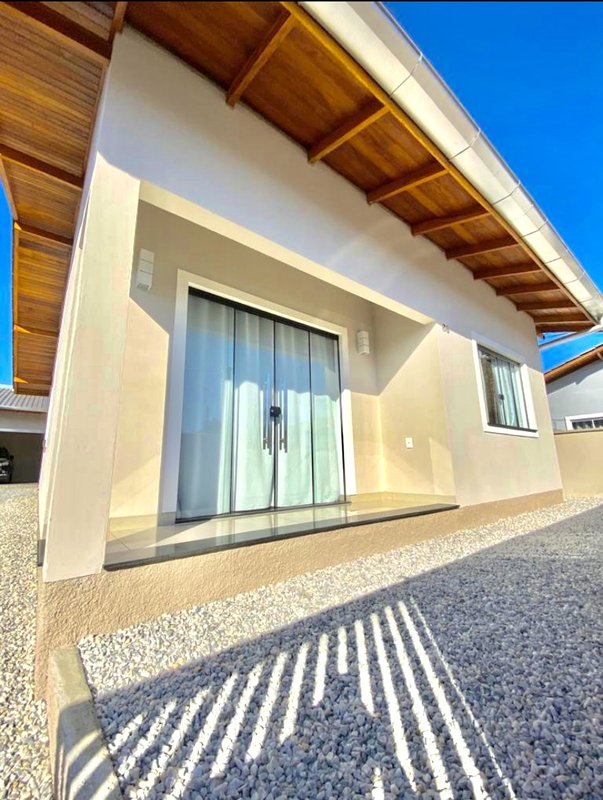 LINDA CASA COM 3 DORMITÓRIOS NO JARDIM AZALÉIA - Brusque - 