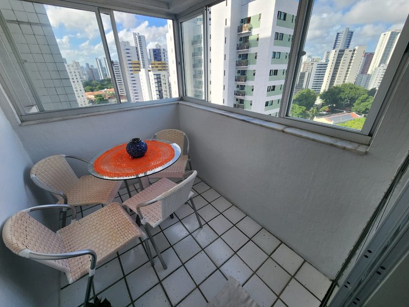 3 quartos (1 suíte). 130 m². Sala para 3 ambientes. Dependência completa Rua da Amizade Recife - 