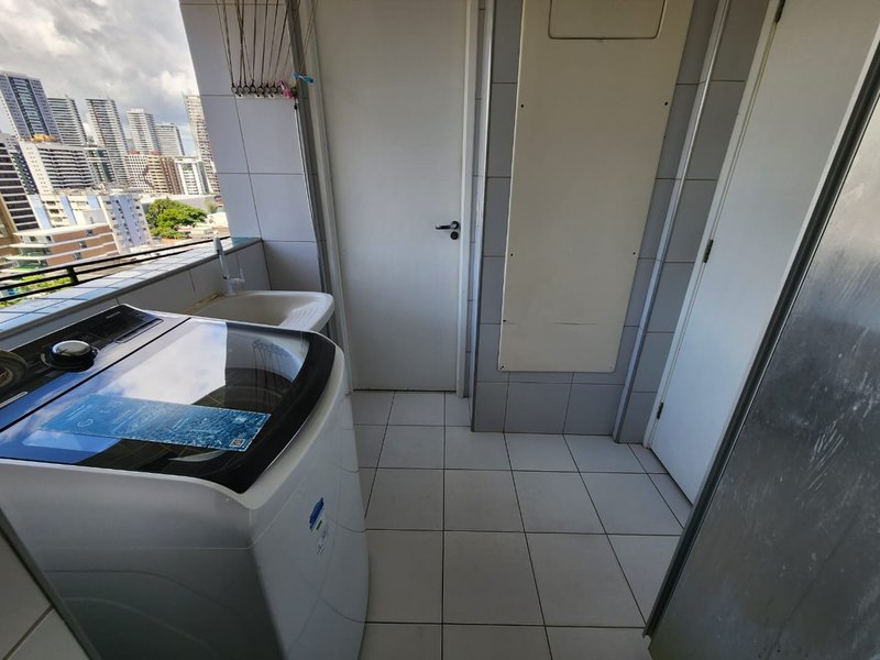 2 quartos (2 suítes). 94,93 m². Piso em porcelanato. 2 vagas de garagem. Vista mar Rua dos Navegantes Recife - 