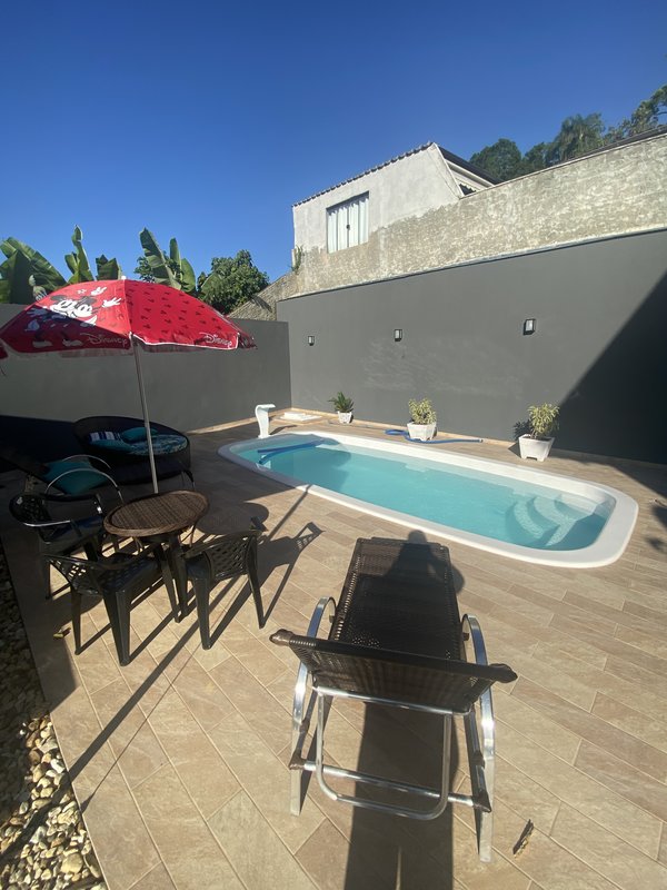 CASA COM 1 SUÍTE MAIS 2 DORMITÓRIOS COM PISCINA,  NO BAIRRO BATEAS - Brusque - 