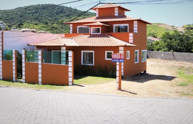 Casa em condomínio fechado com três suítes e terreno de 700 m2  São Pedro da Aldeia - 