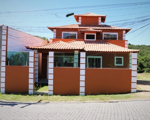 Casa em condomínio fechado com três suítes e terreno de 700 m2  São Pedro da Aldeia - 