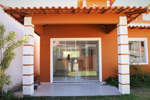 Casa em condomínio fechado com três suítes e terreno de 700 m2 - São Pedro da Aldeia - 