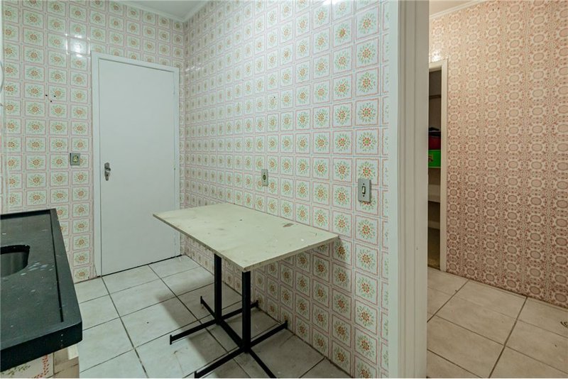 Apartamento CHR 1268 Apto 610221003-126 3 dormitórios 94m² Riachuelo Porto Alegre - 