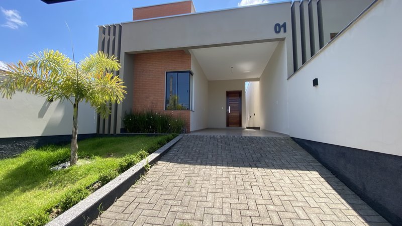 CASA COM 1 SUÍTE MAIS 2 DORMITÓRIOS NA GUABIRUBA - Guabiruba - 