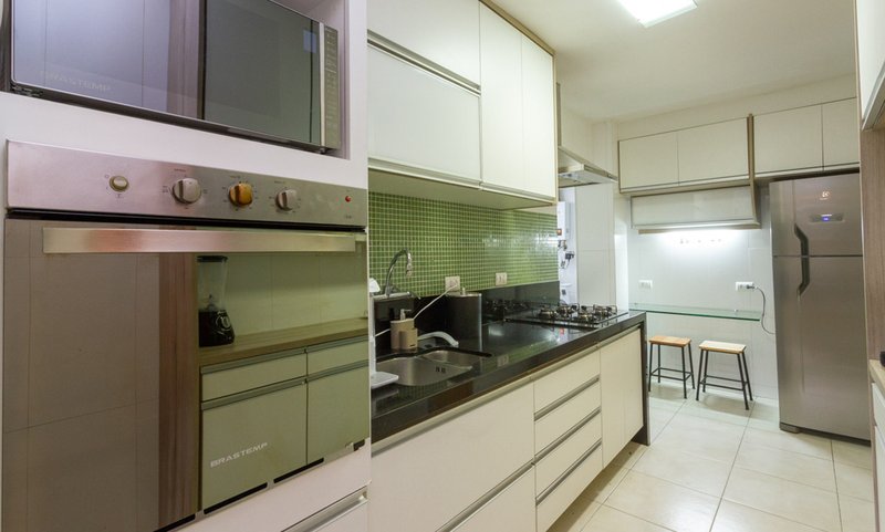 Mobiliado com 3 dormitórios, 2 banheiros e 135m², oferece o maior conforto para você Rua Prudente de Moraes Rio de Janeiro - 