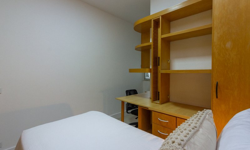 Mobiliado com 3 dormitórios, 2 banheiros e 135m², oferece o maior conforto para você Rua Prudente de Moraes Rio de Janeiro - 