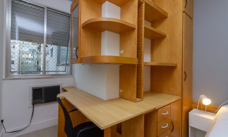 Mobiliado com 3 dormitórios, 2 banheiros e 135m², oferece o maior conforto para você Rua Prudente de Moraes Rio de Janeiro - 