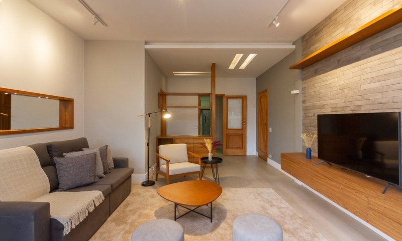 Mobiliado com 3 dormitórios, 2 banheiros e 135m², oferece o maior conforto para você Rua Prudente de Moraes Rio de Janeiro - 