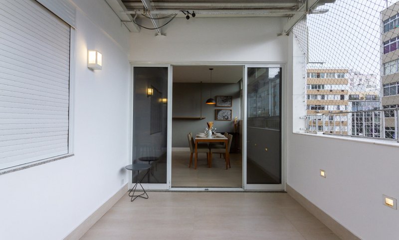 Mobiliado com 3 dormitórios, 2 banheiros e 135m², oferece o maior conforto para você Rua Prudente de Moraes Rio de Janeiro - 