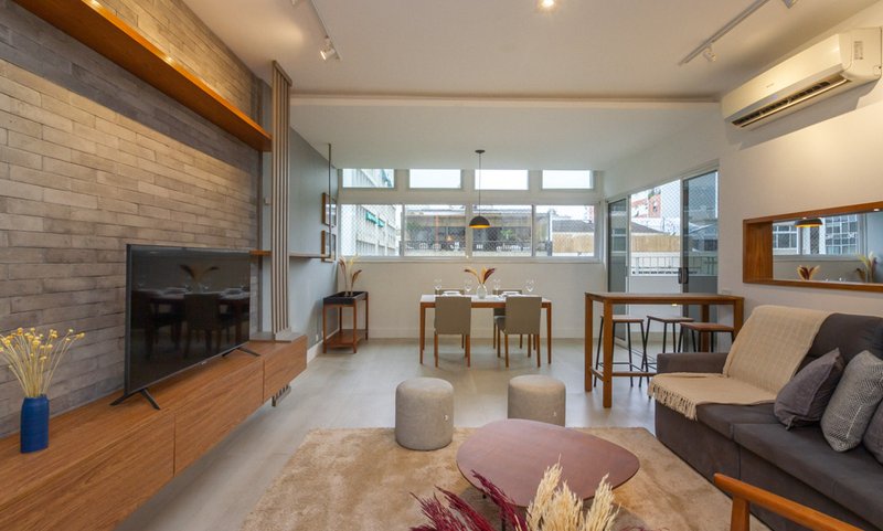 Mobiliado com 3 dormitórios, 2 banheiros e 135m², oferece o maior conforto para você Rua Prudente de Moraes Rio de Janeiro - 
