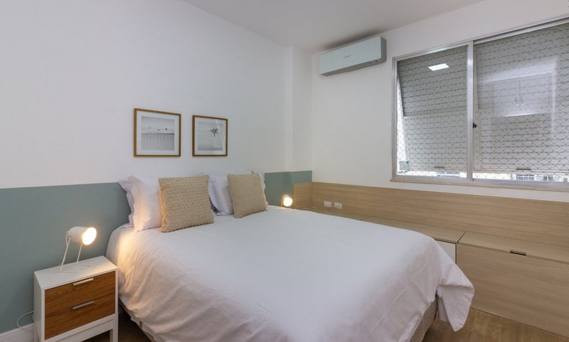 Mobiliado com 3 dormitórios, 2 banheiros e 135m², oferece o maior conforto para você Rua Prudente de Moraes Rio de Janeiro - 