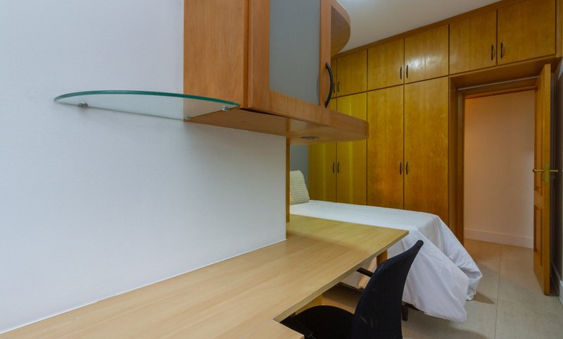 Mobiliado com 3 dormitórios, 2 banheiros e 135m², oferece o maior conforto para você Rua Prudente de Moraes Rio de Janeiro - 