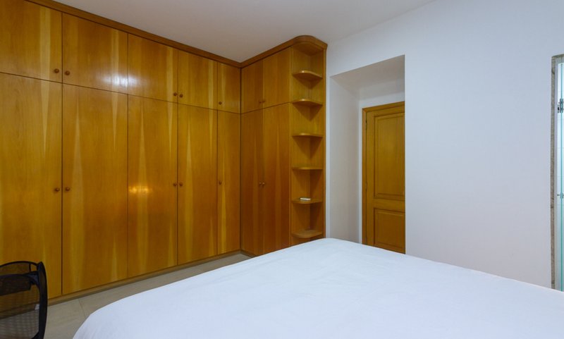 Mobiliado com 3 dormitórios, 2 banheiros e 135m², oferece o maior conforto para você Rua Prudente de Moraes Rio de Janeiro - 