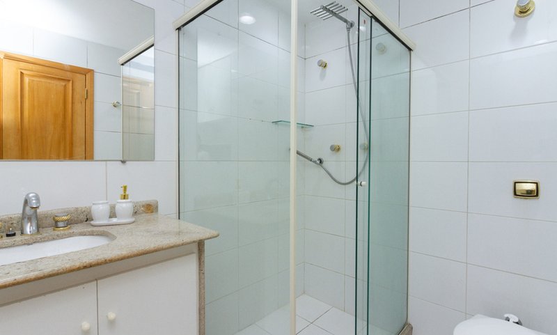 Mobiliado com 3 dormitórios, 2 banheiros e 135m², oferece o maior conforto para você Rua Prudente de Moraes Rio de Janeiro - 