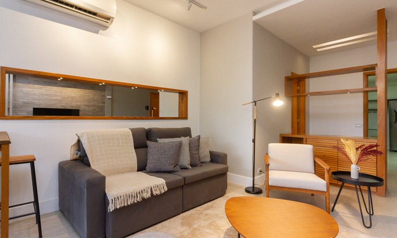 Mobiliado com 3 dormitórios, 2 banheiros e 135m², oferece o maior conforto para você Rua Prudente de Moraes Rio de Janeiro - 
