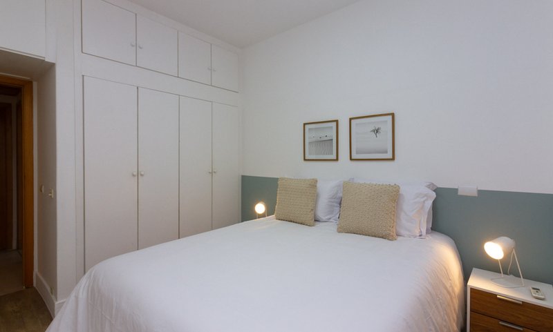 Mobiliado com 3 dormitórios, 2 banheiros e 135m², oferece o maior conforto para você Rua Prudente de Moraes Rio de Janeiro - 