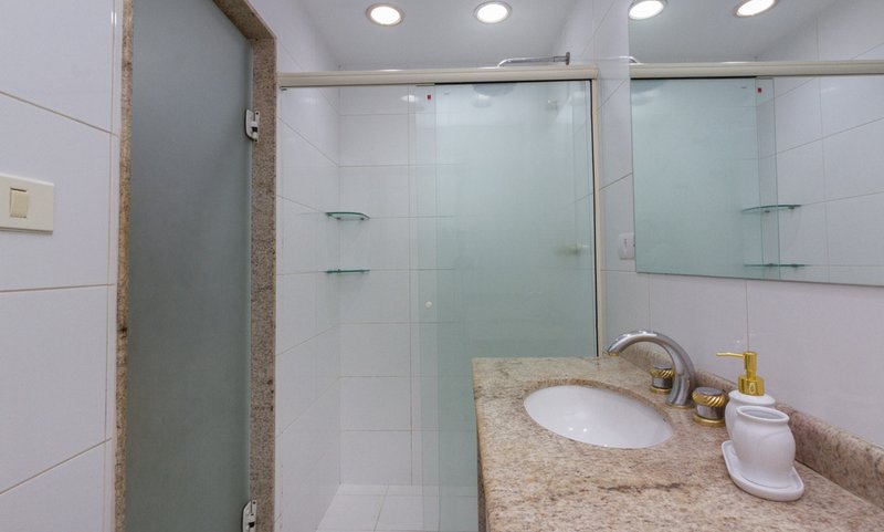 Mobiliado com 3 dormitórios, 2 banheiros e 135m², oferece o maior conforto para você Rua Prudente de Moraes Rio de Janeiro - 