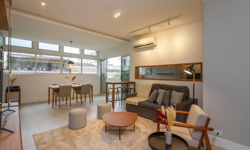 Mobiliado com 3 dormitórios, 2 banheiros e 135m², oferece o maior conforto para você Rua Prudente de Moraes Rio de Janeiro - 