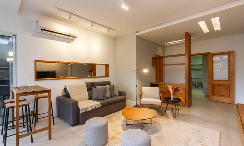Mobiliado com 3 dormitórios, 2 banheiros e 135m², oferece o maior conforto para você Rua Prudente de Moraes Rio de Janeiro - 
