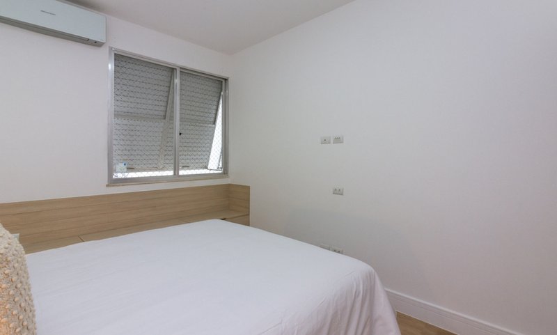 Mobiliado com 3 dormitórios, 2 banheiros e 135m², oferece o maior conforto para você Rua Prudente de Moraes Rio de Janeiro - 