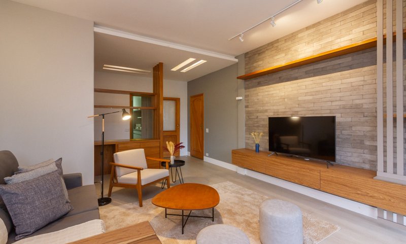 Mobiliado com 3 dormitórios, 2 banheiros e 135m², oferece o maior conforto para você Rua Prudente de Moraes Rio de Janeiro - 