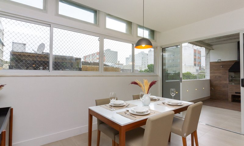Mobiliado com 3 dormitórios, 2 banheiros e 135m², oferece o maior conforto para você Rua Prudente de Moraes Rio de Janeiro - 