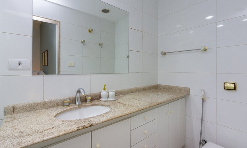 Mobiliado com 3 dormitórios, 2 banheiros e 135m², oferece o maior conforto para você Rua Prudente de Moraes Rio de Janeiro - 