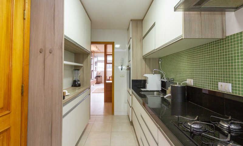 Mobiliado com 3 dormitórios, 2 banheiros e 135m², oferece o maior conforto para você Rua Prudente de Moraes Rio de Janeiro - 