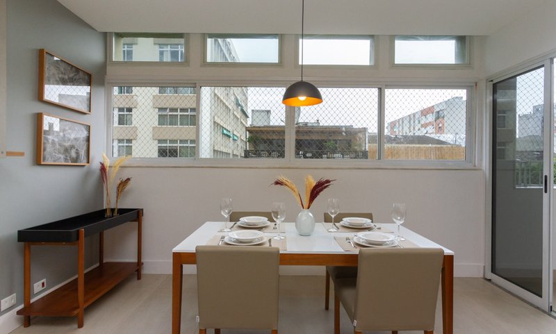 Mobiliado com 3 dormitórios, 2 banheiros e 135m², oferece o maior conforto para você Rua Prudente de Moraes Rio de Janeiro - 
