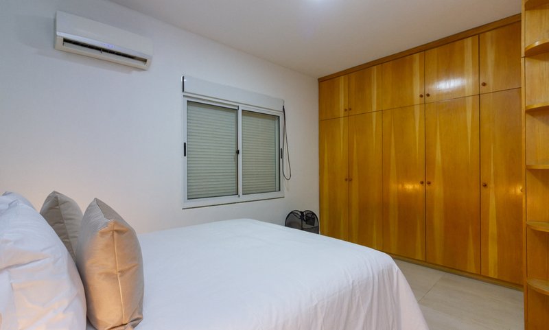 Mobiliado com 3 dormitórios, 2 banheiros e 135m², oferece o maior conforto para você Rua Prudente de Moraes Rio de Janeiro - 